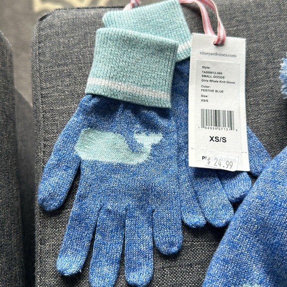 Vineyard vines matching hat and gloves - Picture 3 of 3